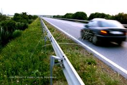 Image du Maroc Professionnelle de  Un automobilste roulant à grande vitesse sur l'Autoroute Rabat - Casablanca au niveau de Skhirates. Le 23 Juillet 2004. (Photo / Abdeljalil Bounhar) 